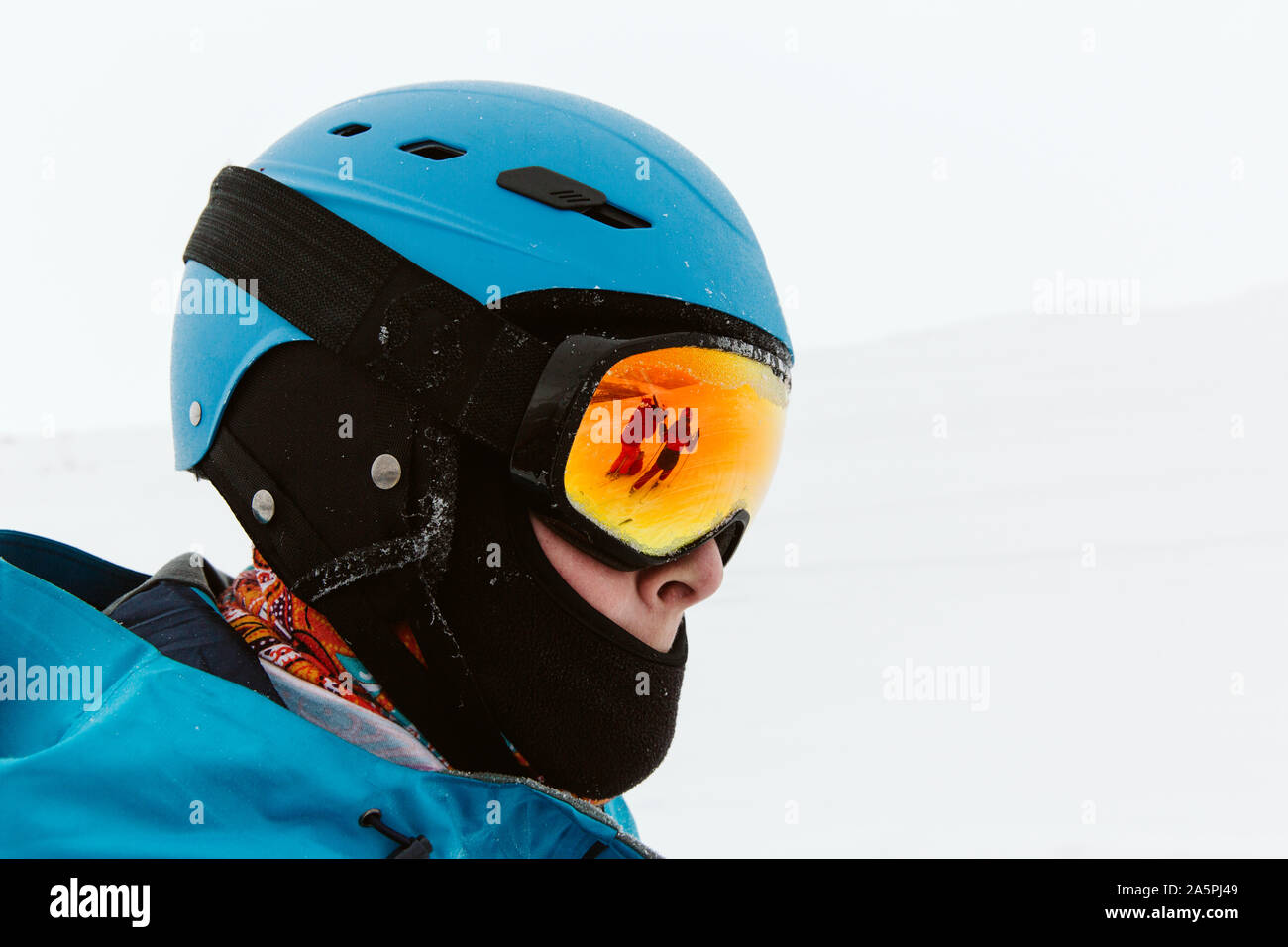 Jungen tragen Skibrillen Stockfoto