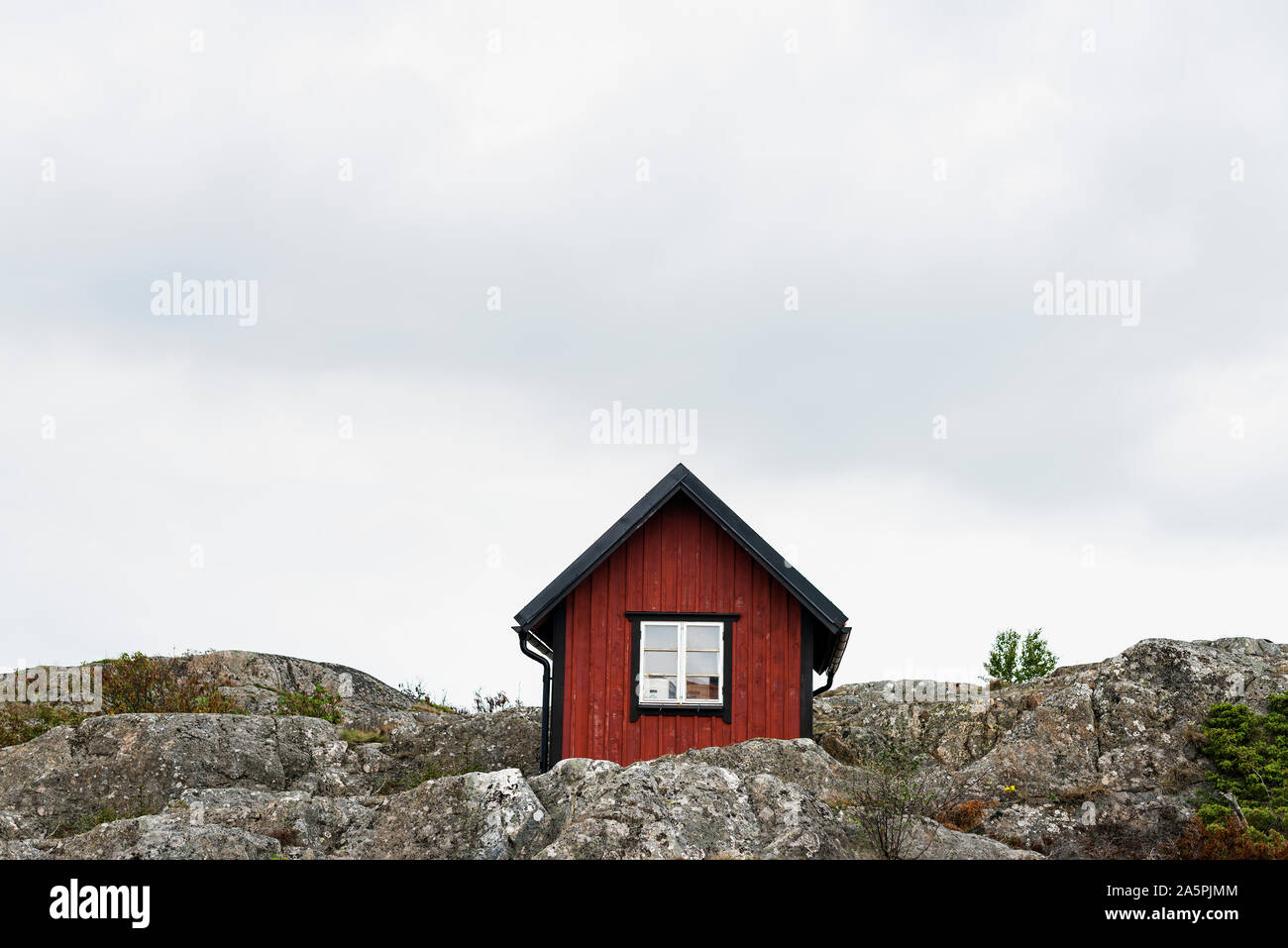 Holz- Haus auf Felsen Stockfoto