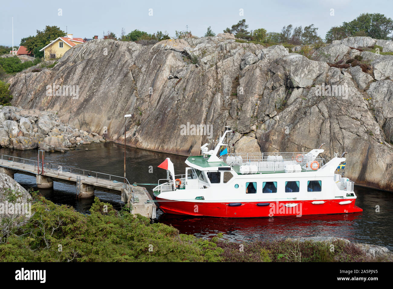 Boot in der Nähe von felsigen Küste Stockfoto