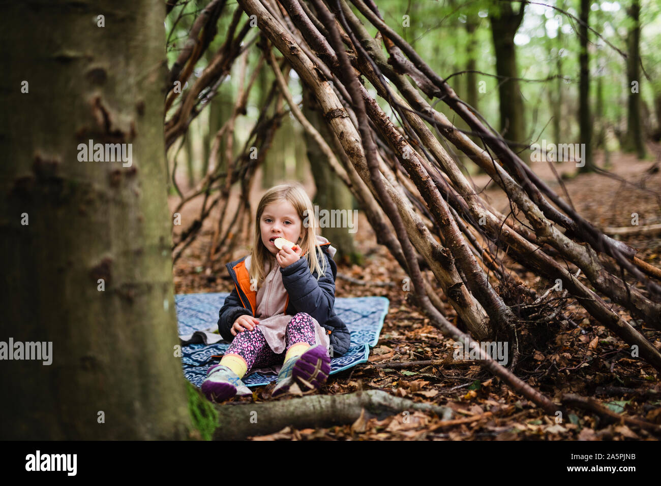 Mädchen im Wald Schutz Stockfoto