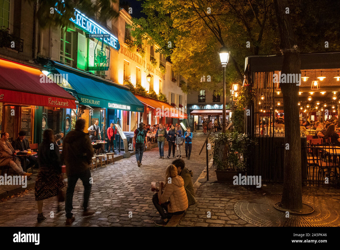 Restaurants und Bars auf dem Place du Tertre bei Nacht, Montmartre Stockfoto