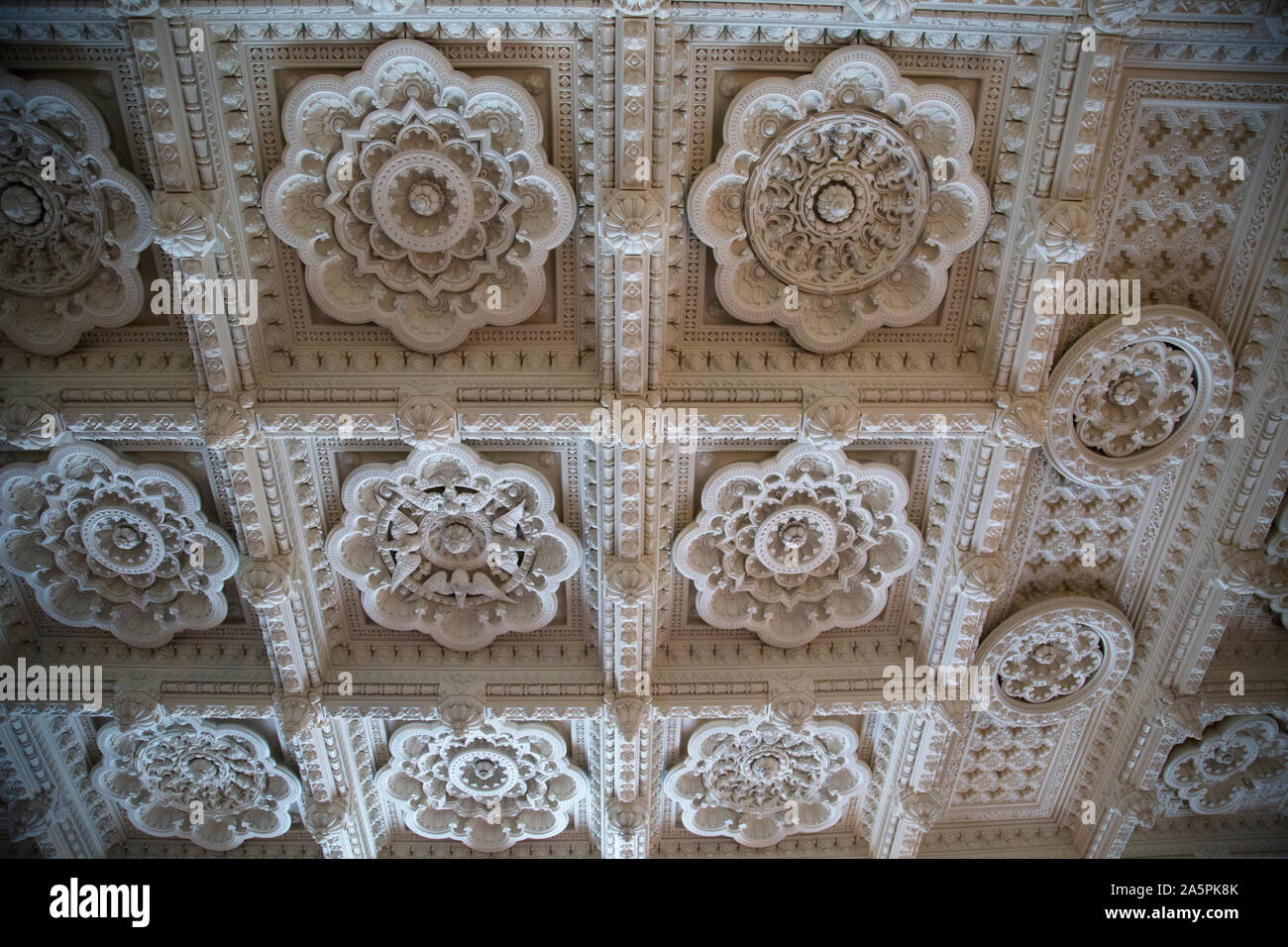 Tief Kassettendecke (verkleidet) Decke, den Durbar Platz von Bhai Ram Singh für Queen Victoria in Osborne House, Cowes, Isle of Wight, Großbritannien eingerichtet Stockfoto