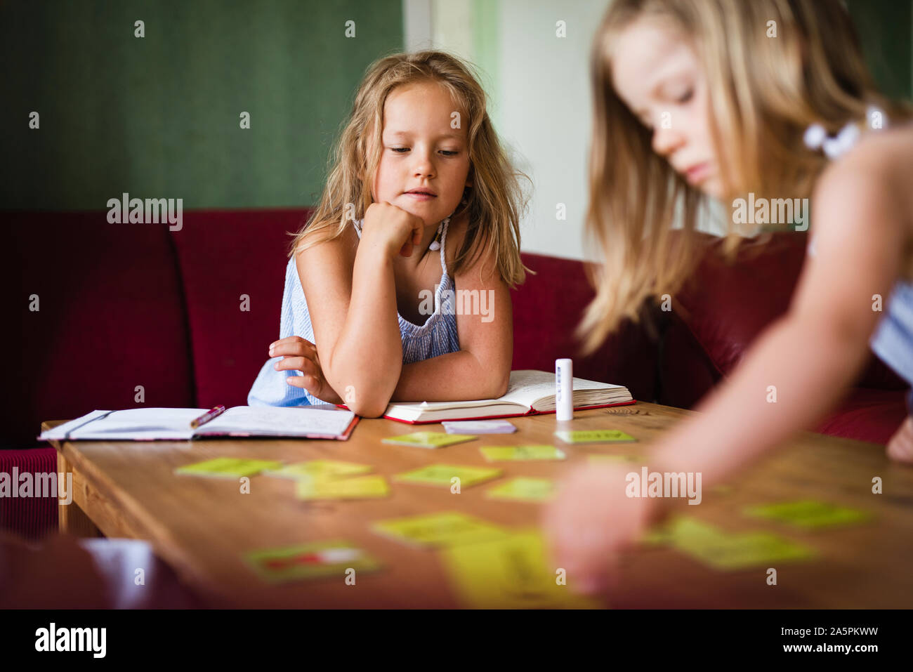 Mädchen spielen zusammen Stockfoto