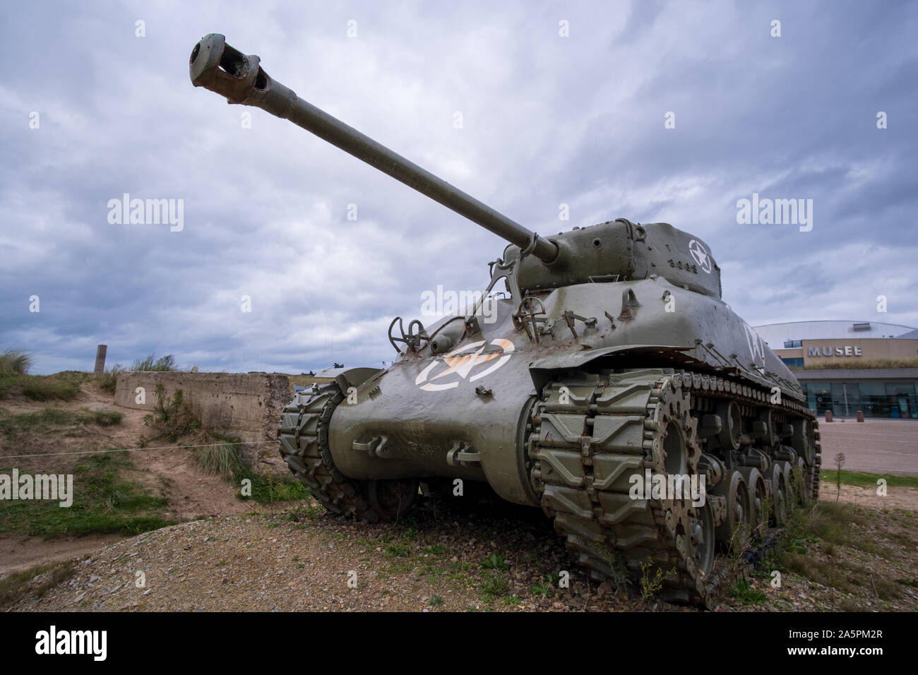 Sherman Panzer auf Utah Beach am Utah Beach D-Day Museum, Normandie, Frankreich Stockfoto