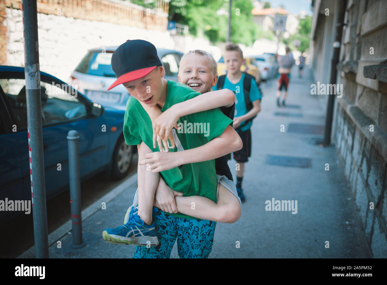 Junge geben Bruder piggyback Ride Stockfoto