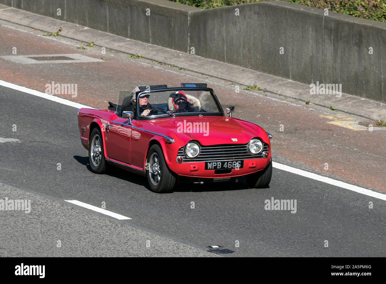 1968 Rote Triumph TR5; Fahrt auf der Autobahn M6 in der Nähe von Preston in Lancashire, Großbritannien Stockfoto