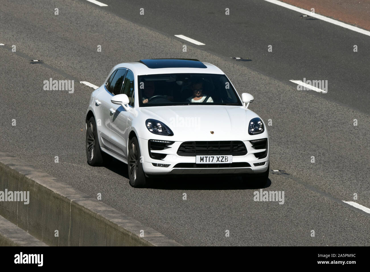 2017 weißen Porsche Macan S D S-A; Fahrt auf der Autobahn M6 in der Nähe von Preston in Lancashire, Großbritannien Stockfoto