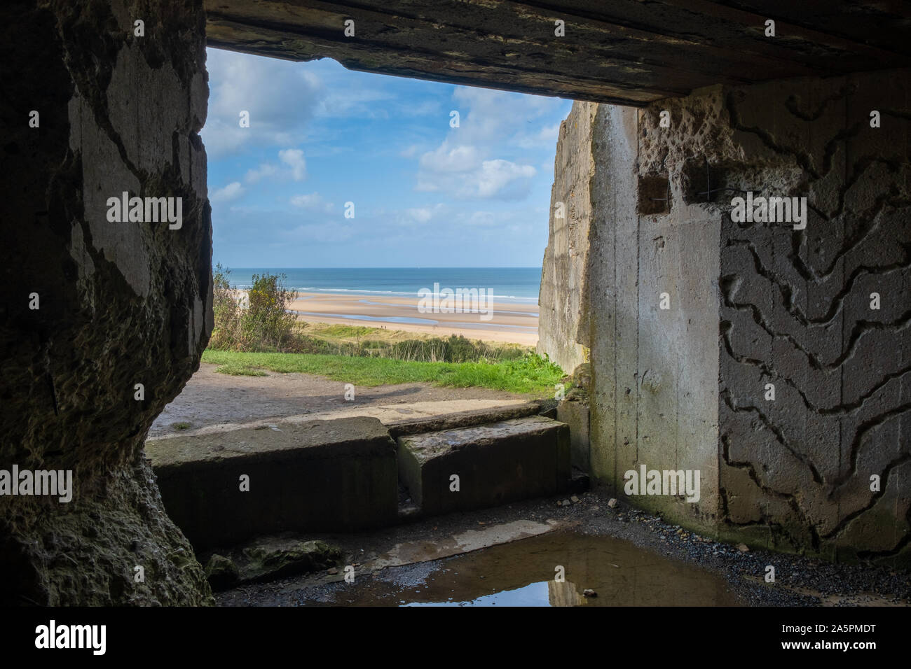 Deutschen Bunker mit Blick auf Omaha Beach, Normandie, Frankreich Stockfoto