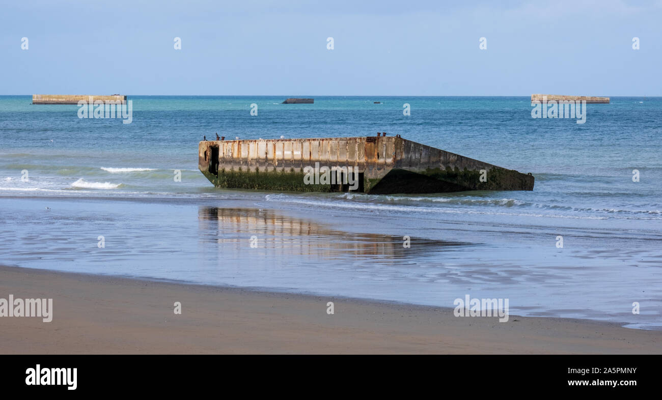 Bleibt der Maulbeere Hafen am Gold Beach in Arromanches-les-Bains, Normandie, Frankreich Stockfoto