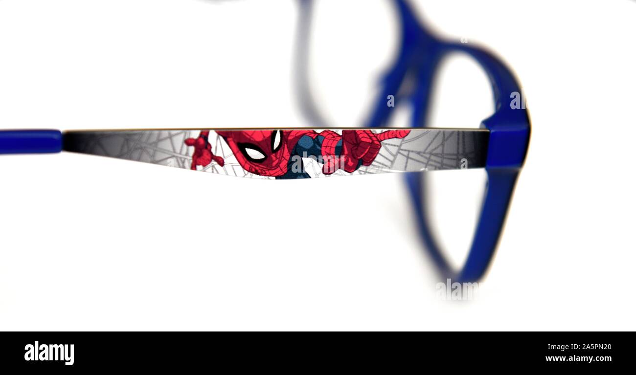 Boys Spiderman Gläser, auf einem weißen studio Hintergrund Stockfoto