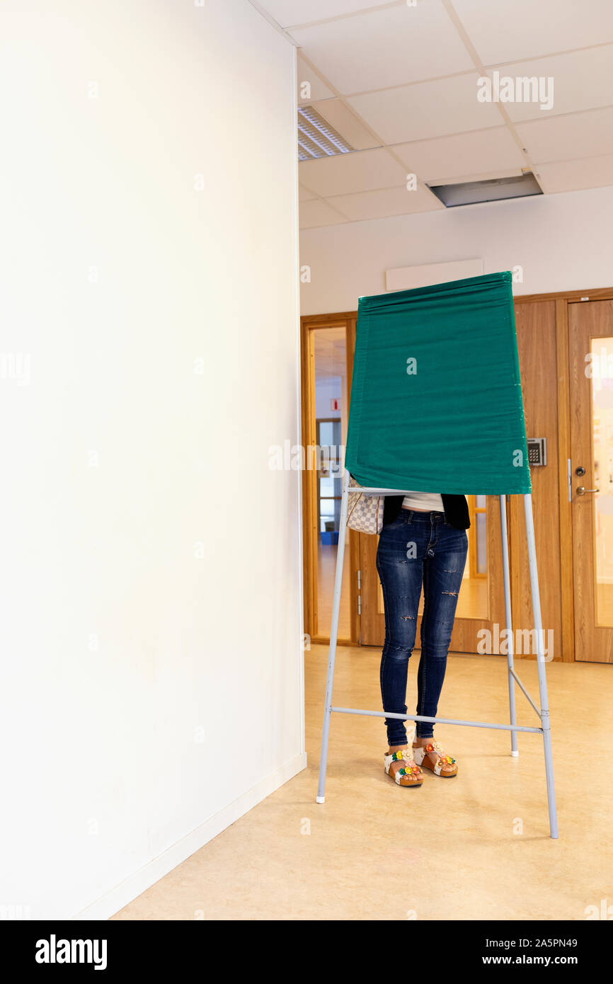 Frau Abstimmung während der Wahlen Stockfoto