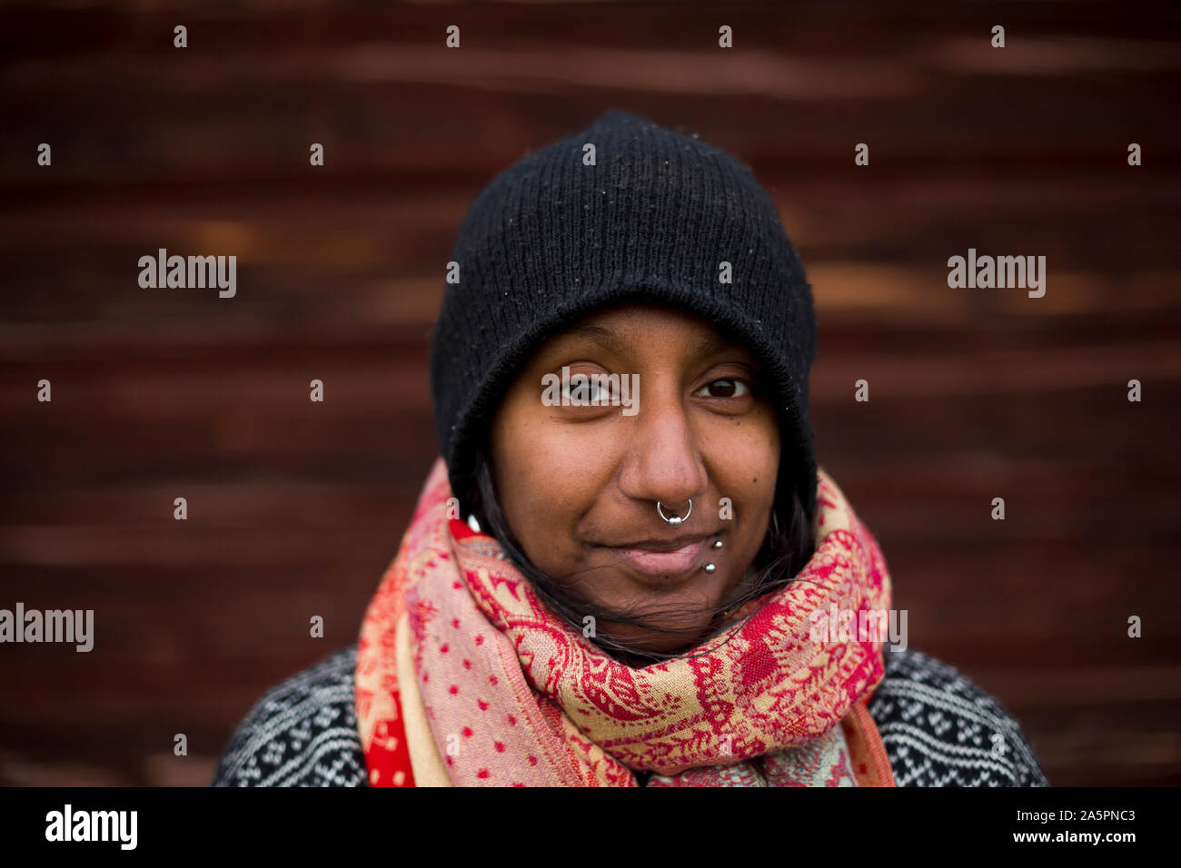 Frau mit Gesicht piercing Stockfoto