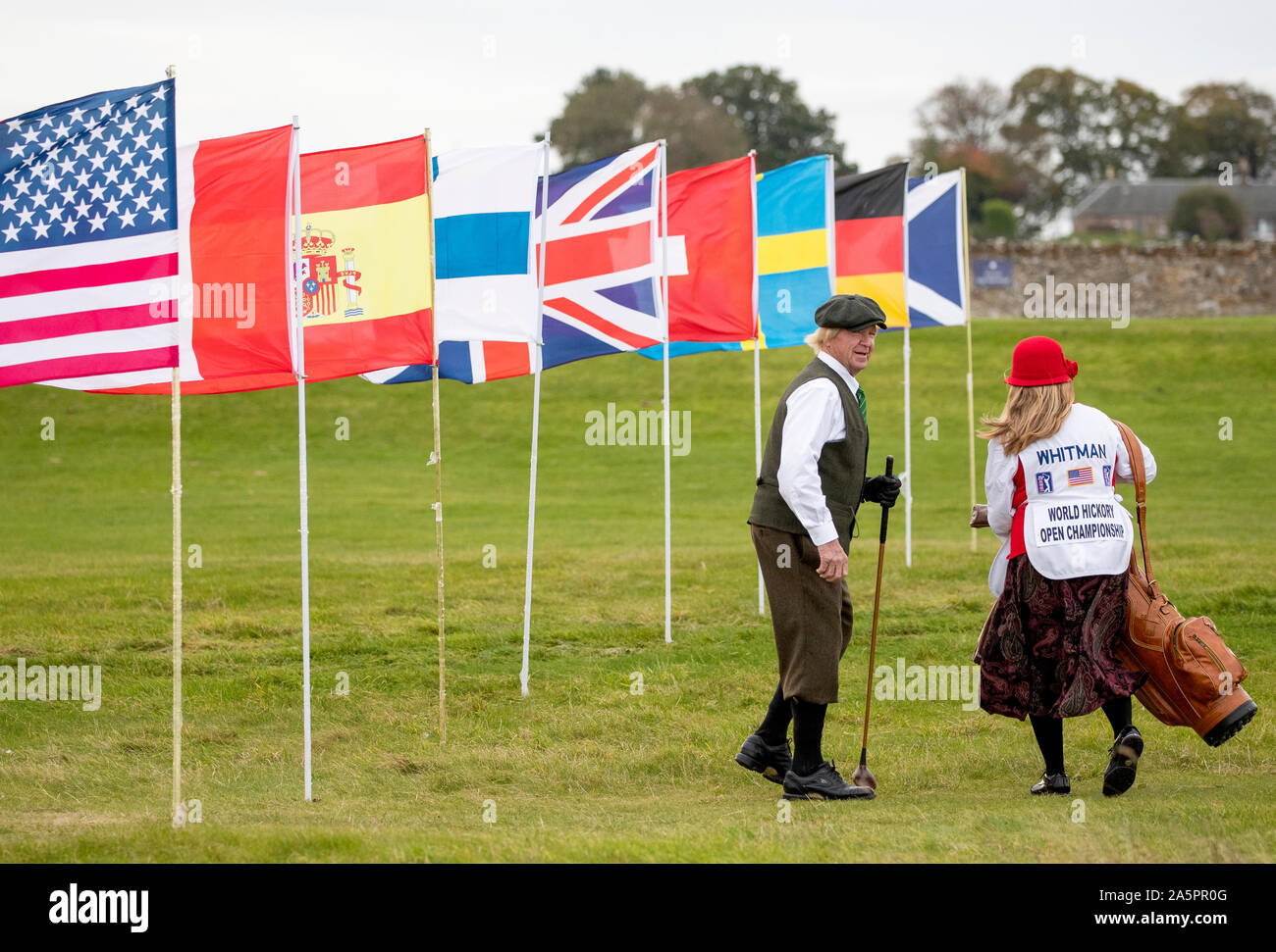 Calvin Whitman mit Frau und caddie Janet, aus Illinois, USA, auf dem 17 Loch während der Welt Hickory Open Championship At Kilspindie Golf Club, Aberlady, East Lothian. Stockfoto