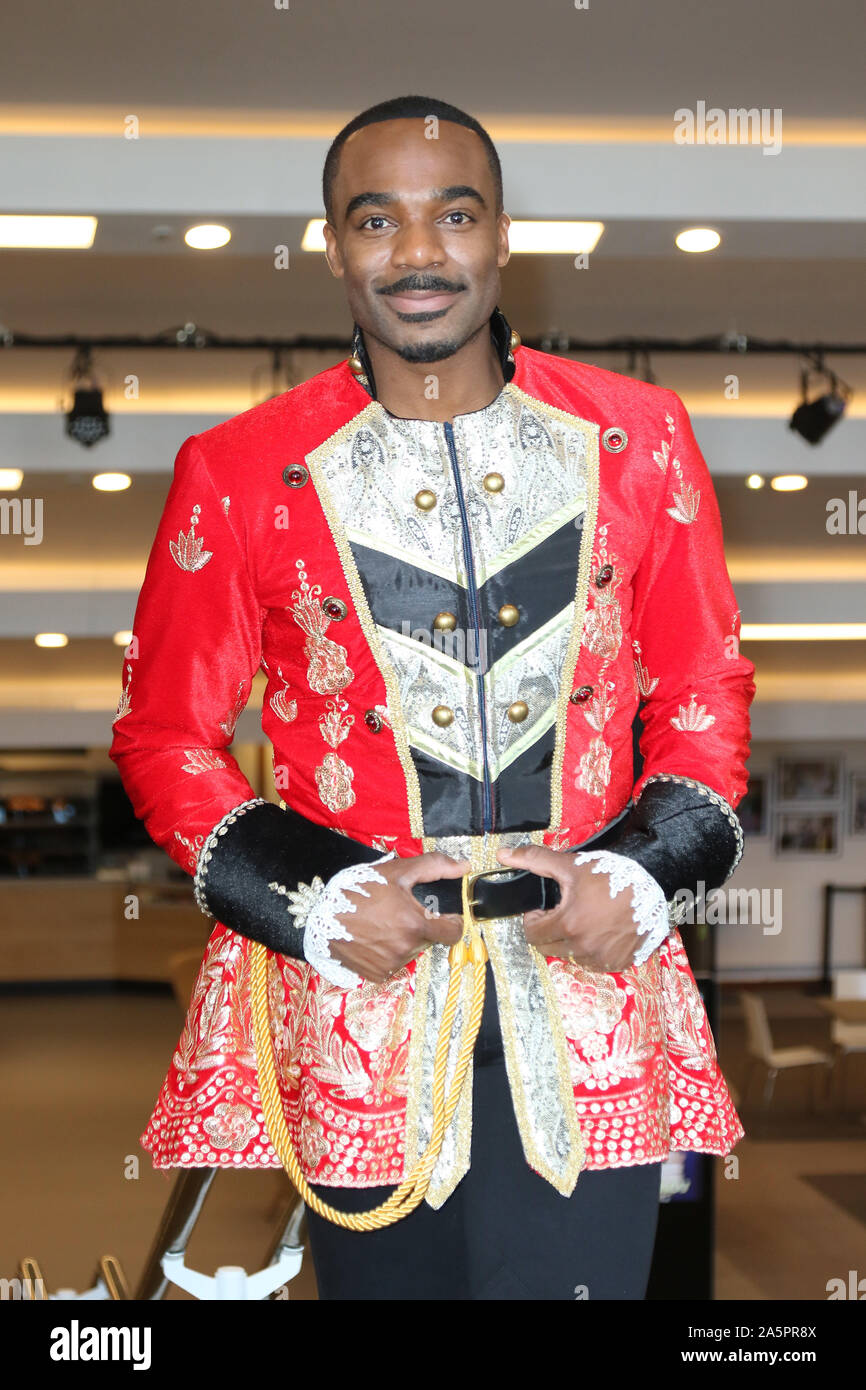 Erz Oduba als Dandini, Cinderella-Pressevorstellung Photocall, Fairfield Halls, Croydon, London, UK, 22. Oktober 2019, Foto von Richard Goldschmidt Stockfoto