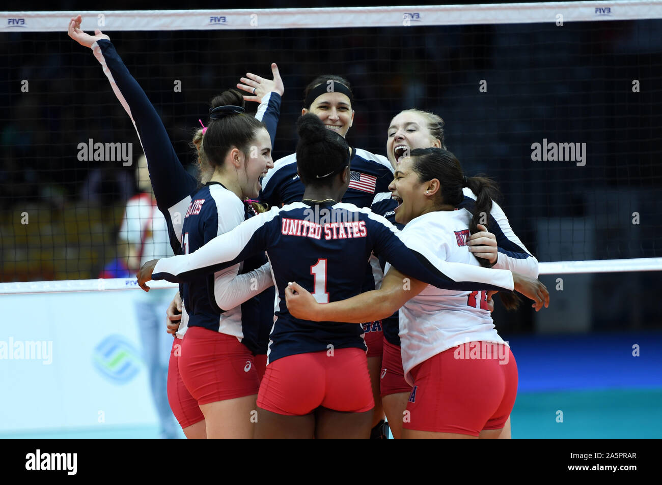 Wuhan, Hubei Provinz Chinas. 22 Okt, 2019. Team der Vereinigten Staaten feiern, nachdem Volleyball der Frauen Endrunde 5.-6. Stelle Übereinstimmung zwischen den Vereinigten Staaten und Kanada an der 7th CISM Military World Games in Wuhan, der Hauptstadt der Provinz Hubei in Zentralchina, Okt. 22, 2019. Credit: Ventilator Peishen/Xinhua/Alamy leben Nachrichten Stockfoto