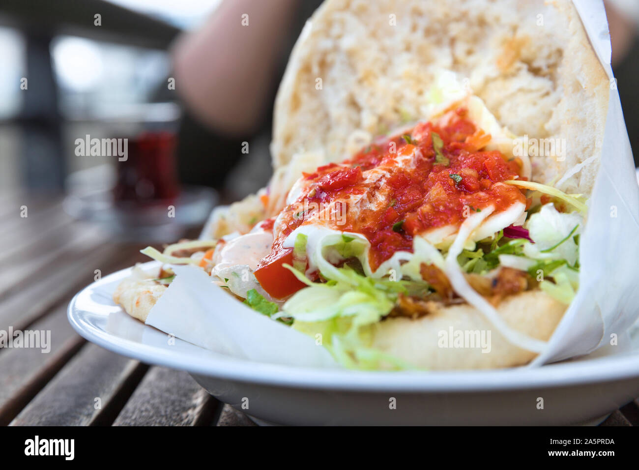 Deutsche Döner mit Gewürzen auf einem Tisch Stockfoto