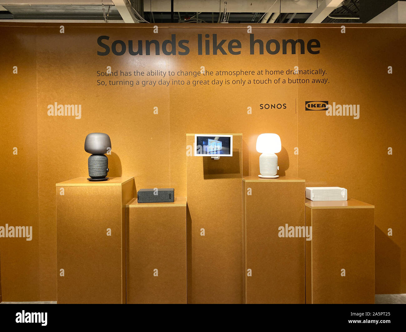 Orlando, FL/USA -10/19/19: Sonos Lautsprecher auf Anzeige bei IKEA. Sonos ist eine US-amerikanische consumer electronics Firma, die für die Smart Lautsprecher bekannt ist i Stockfoto