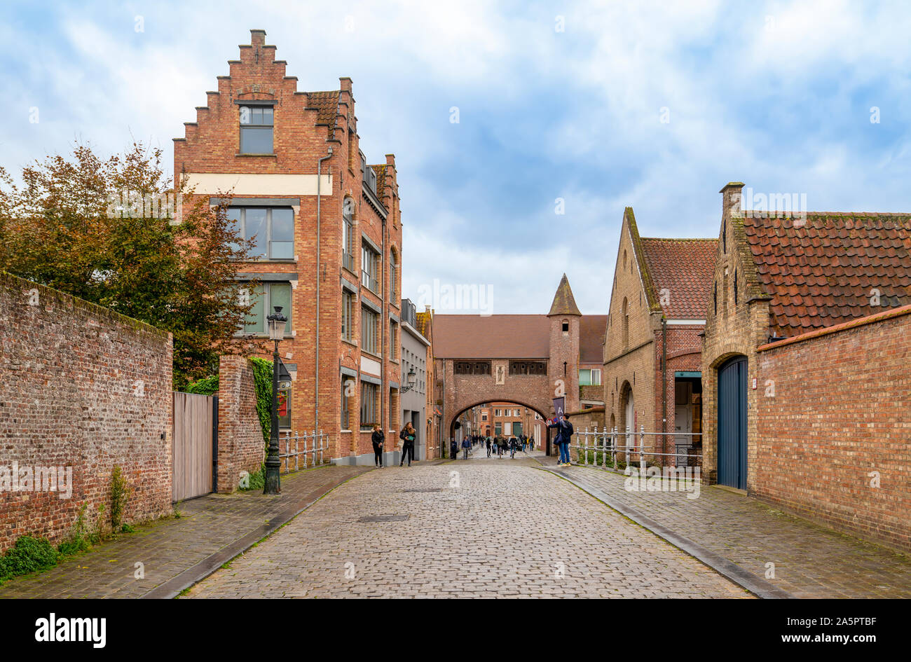 Brügge, Belgien, 11. Oktober 2019: Touristen gehen um Zonnekemeers Gate Stockfoto