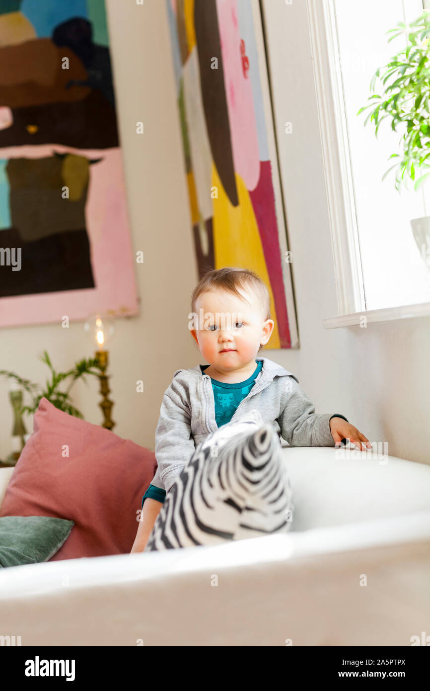 Babymädchen Blick in die Kamera Stockfoto