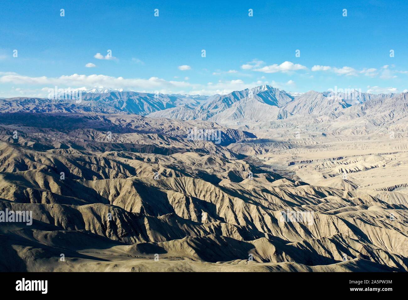 (191022) -- TAXKORGAN, Oktober 22, 2019 (Xinhua) - luftaufnahme am Okt. 20, 2019 zeigt einen Blick auf die Berge auf der Pamir Hochebene im Nordwesten Chinas Autonomen Region Xinjiang Uygur genommen. (Xinhua / Ding Lei) Stockfoto