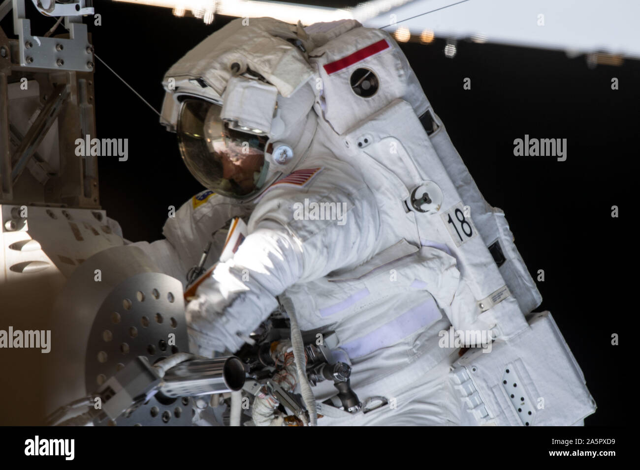 NASA-Astronaut Christina Koch während ihren vierten Spacewalk und die erste mit mitastronaut Jessica Meir Oktober 18, 2019 in der Erdumlaufbahn. Die Astronauten hielt die erste alle weiblichen spacewalk zu eine defekte Batterie Entladung Einheit, nicht aktiviert Ersetzen der früheren Installation der neuen Lithium-Ionen-Akkus. Stockfoto