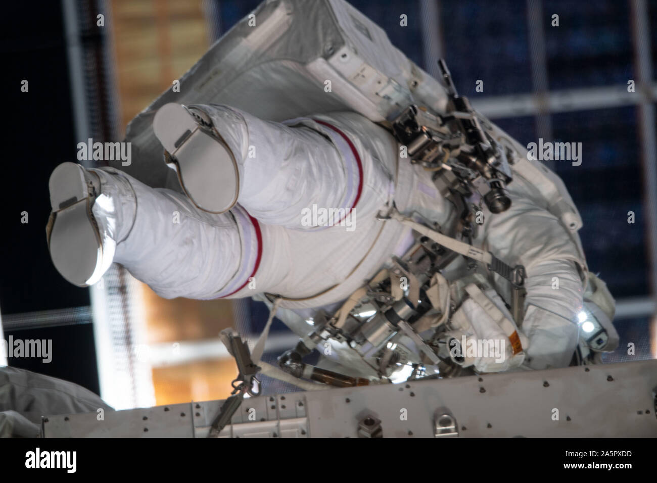 NASA-Astronaut Christina Koch während ihren vierten Spacewalk und die erste mit mitastronaut Jessica Meir Oktober 18, 2019 in der Erdumlaufbahn. Die Astronauten hielt die erste alle weiblichen spacewalk zu eine defekte Batterie Entladung Einheit, nicht aktiviert Ersetzen der früheren Installation der neuen Lithium-Ionen-Akkus. Stockfoto