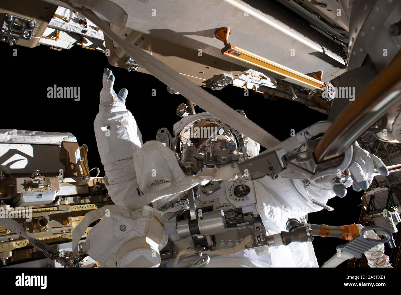 NASA-Astronaut Jessica Meir während ihrer ersten Weltraumspaziergang mit mitastronaut Christina Koch Oktober 18, 2019 in der Erdumlaufbahn. Die Astronauten hielt die erste alle weiblichen spacewalk zu eine defekte Batterie Entladung Einheit, nicht aktiviert Ersetzen der früheren Installation der neuen Lithium-Ionen-Akkus. Stockfoto