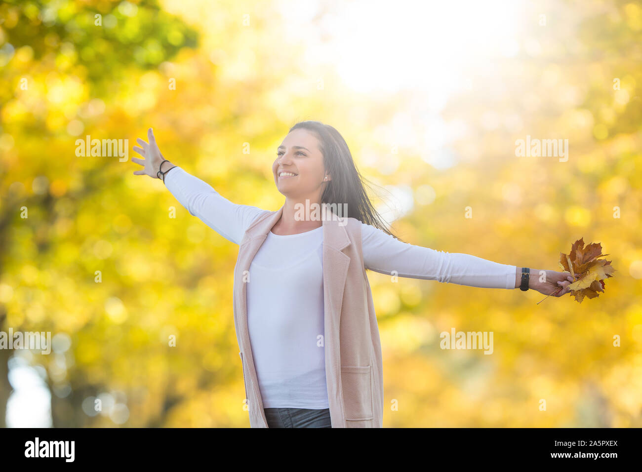 Glück Frau im Herbst park Holding Blumenstrauß mit Herbstlaub. Stockfoto