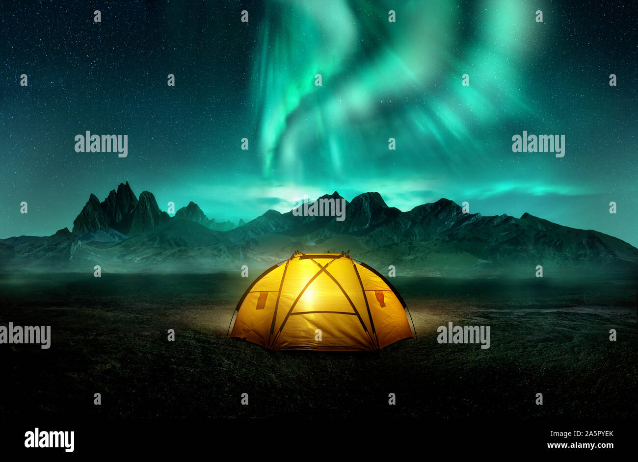 Eine leuchtende gelbe camping Zelt unter einem schönen grünen Nordlichter Aurora. Reisen Abenteuer Landschaft Hintergrund. Foto Composite. Stockfoto