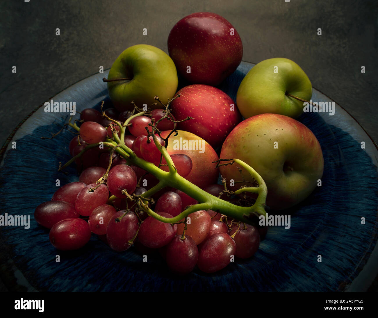 Obst feine Kunst mit Äpfeln und Trauben Stockfoto