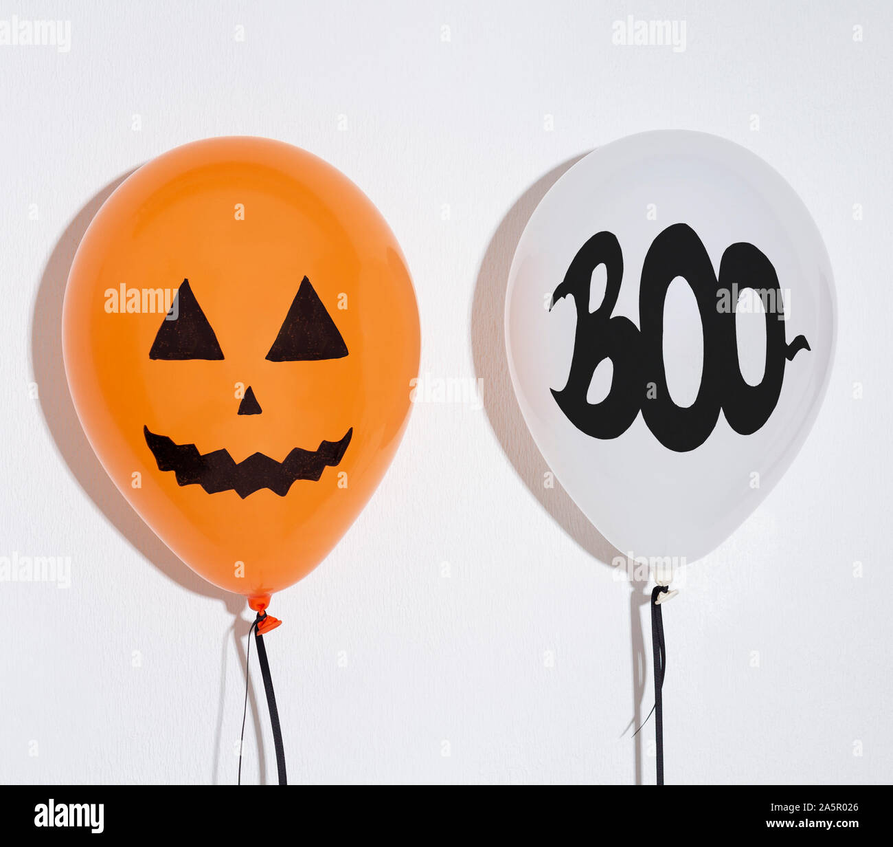 Kreative Halloween Party Luftballons mit Gesichtern auf Weiß Stockfoto