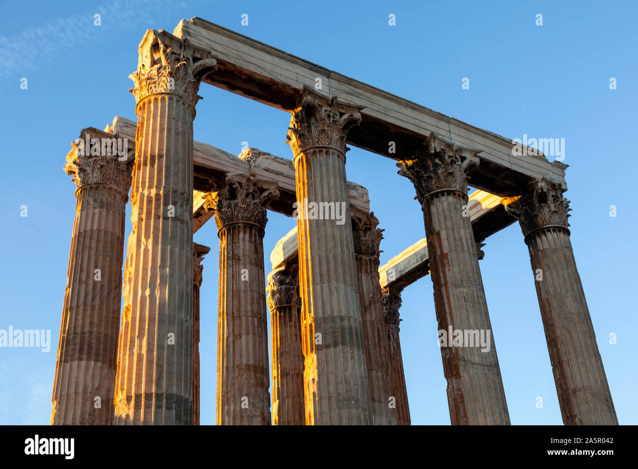 Tempel des Olympischen Zeus an die archäologische Stätte von Olympieion bei Sonnenuntergang, Athen, Griechenland. Stockfoto