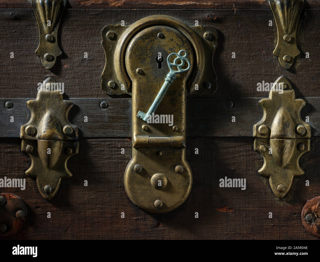 Alte Schlüssel antique vintage Steamer trunk Fall detail Stockfotografie -  Alamy