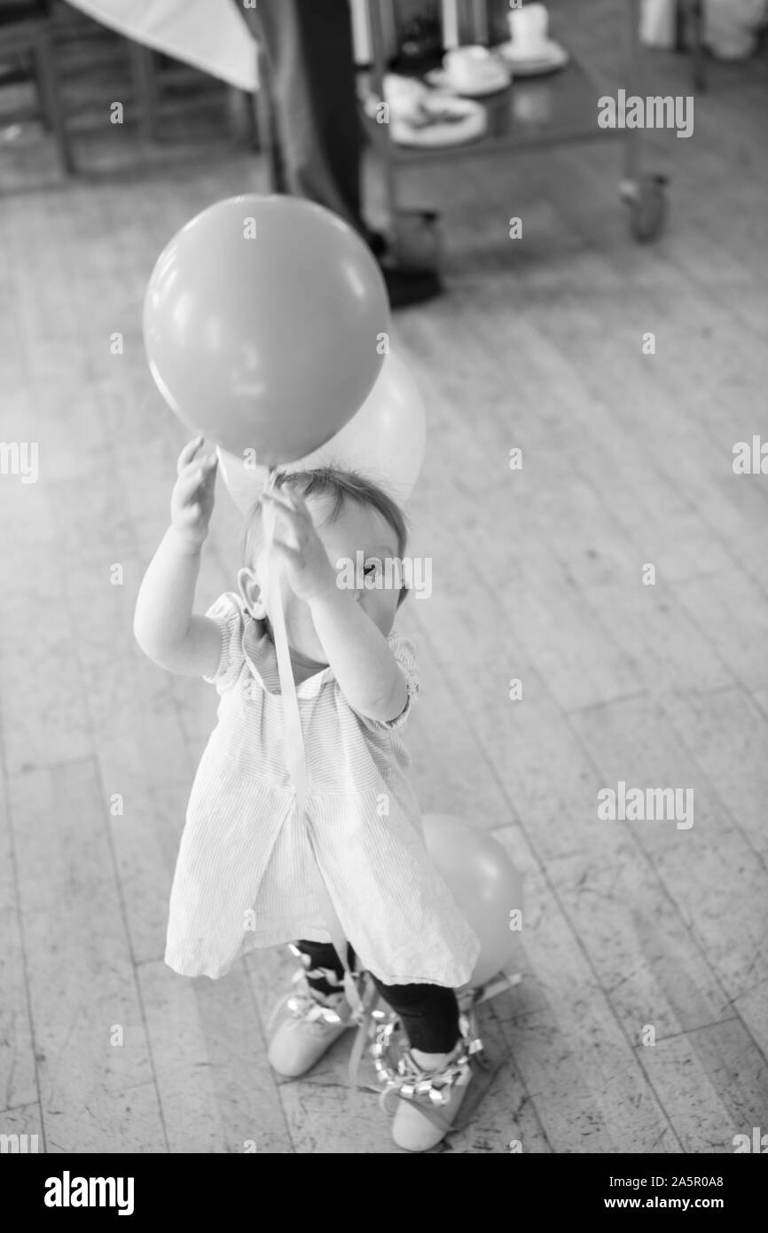 Mädchen halten Ballon Stockfoto
