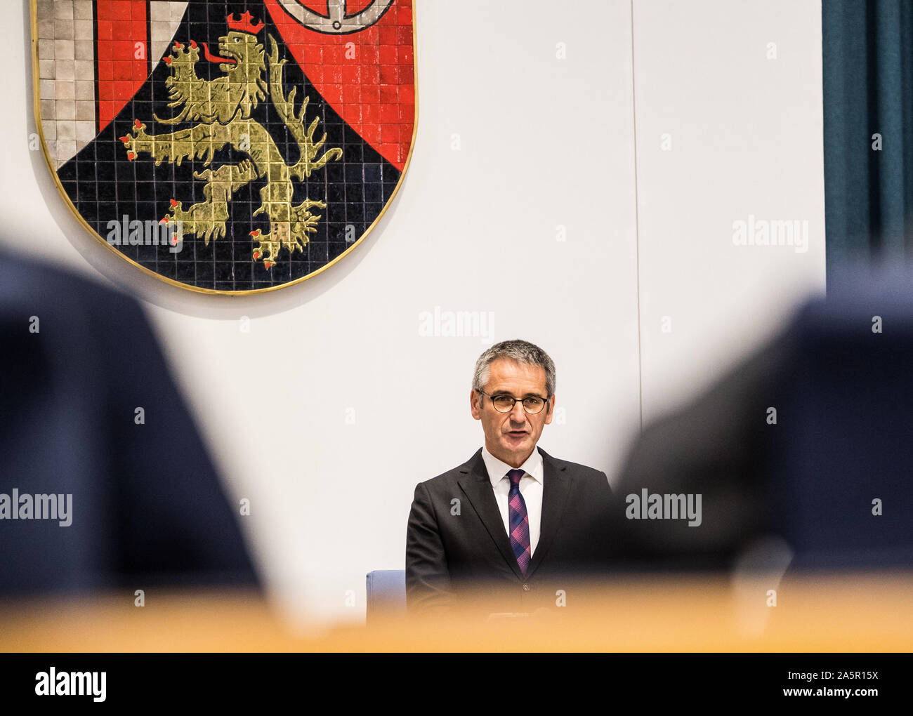 Mainz, Deutschland. 22 Okt, 2019. Hendrik Hering (SPD), der Präsident des Landtags Rheinland-Pfalz, Adressen der Delegierten im Zusammenhang mit dem Ueberfall in Halle. Im Landtag, dem Premierminister, unter anderem eine Erklärung zu dem Thema "Schutz gegen Rechtsextremismus: Vielfalt und Sicherheit für das jüdische Leben in Rheinland-pfalz". Credit: Andreas Arnold/dpa/Alamy leben Nachrichten Stockfoto