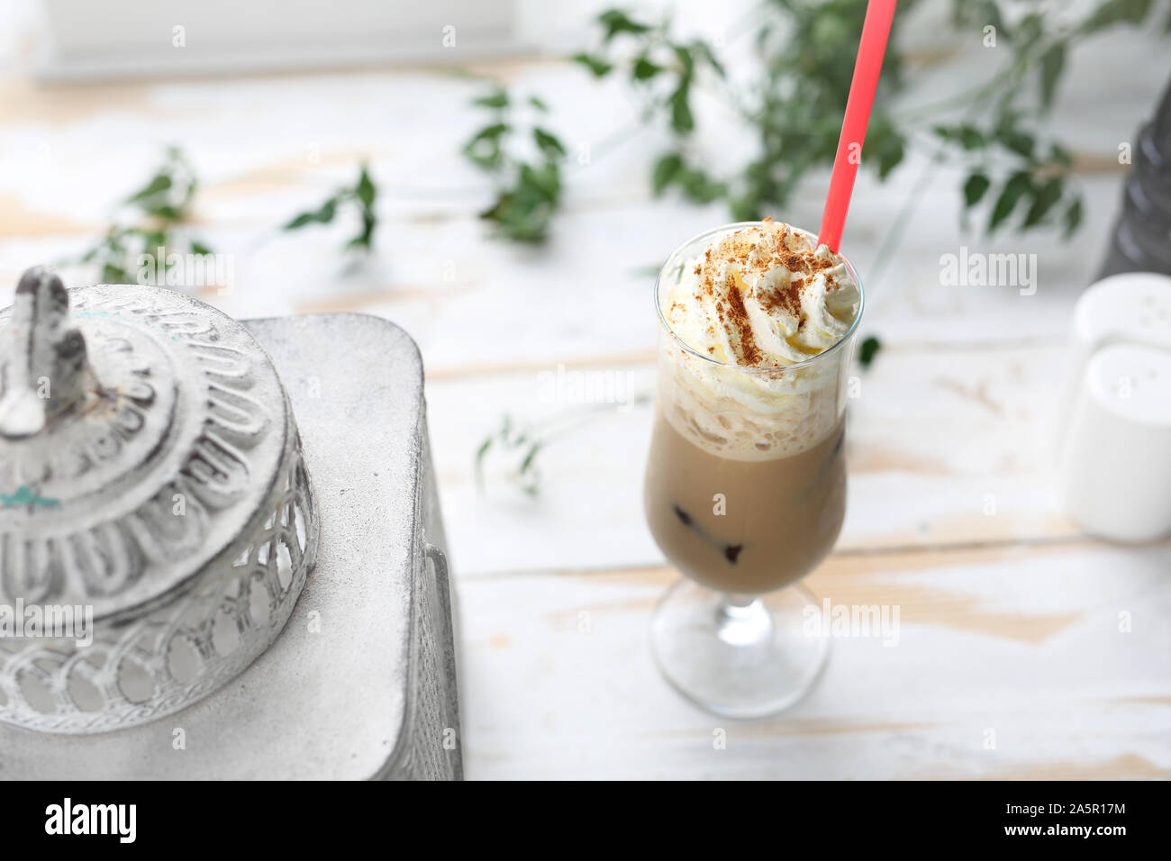 Eiskaffee mit Sahne, ein erfrischendes Getränk. Stockfoto
