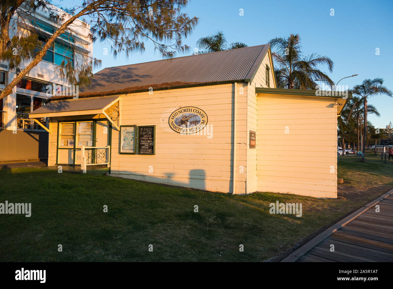 Mitte der Nordküste Maritime Museum in goldenes Licht, die Waterfront, Port Macquarie, NSW. Stockfoto