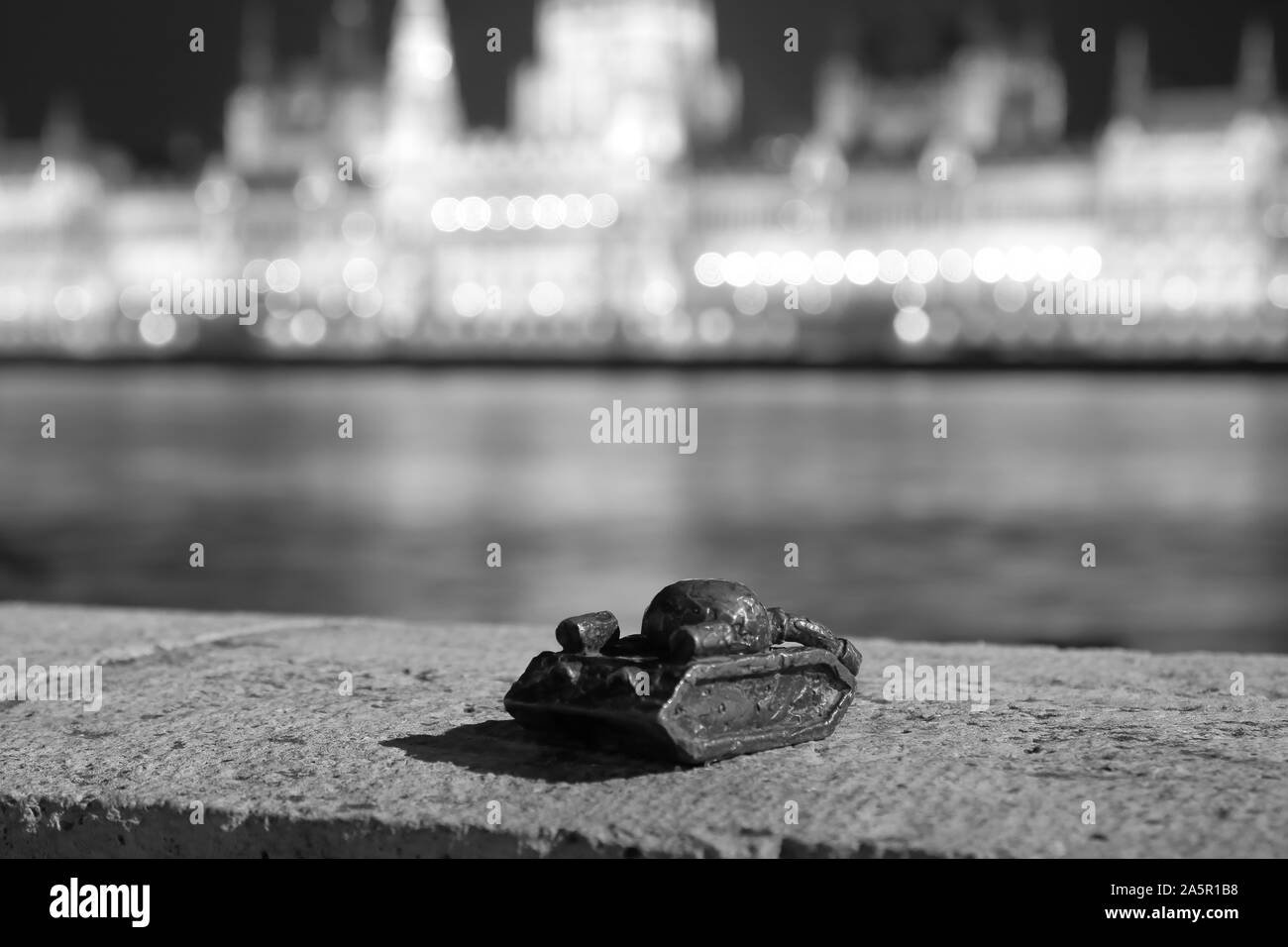 Skulptur der Kleinen tan auf der Donau Bank gegenüber der Parlaiment Gebäude in Budapest zu merken Hunagrian Aufstand gegen die Sowjetunion im Jahr 1956. Stockfoto