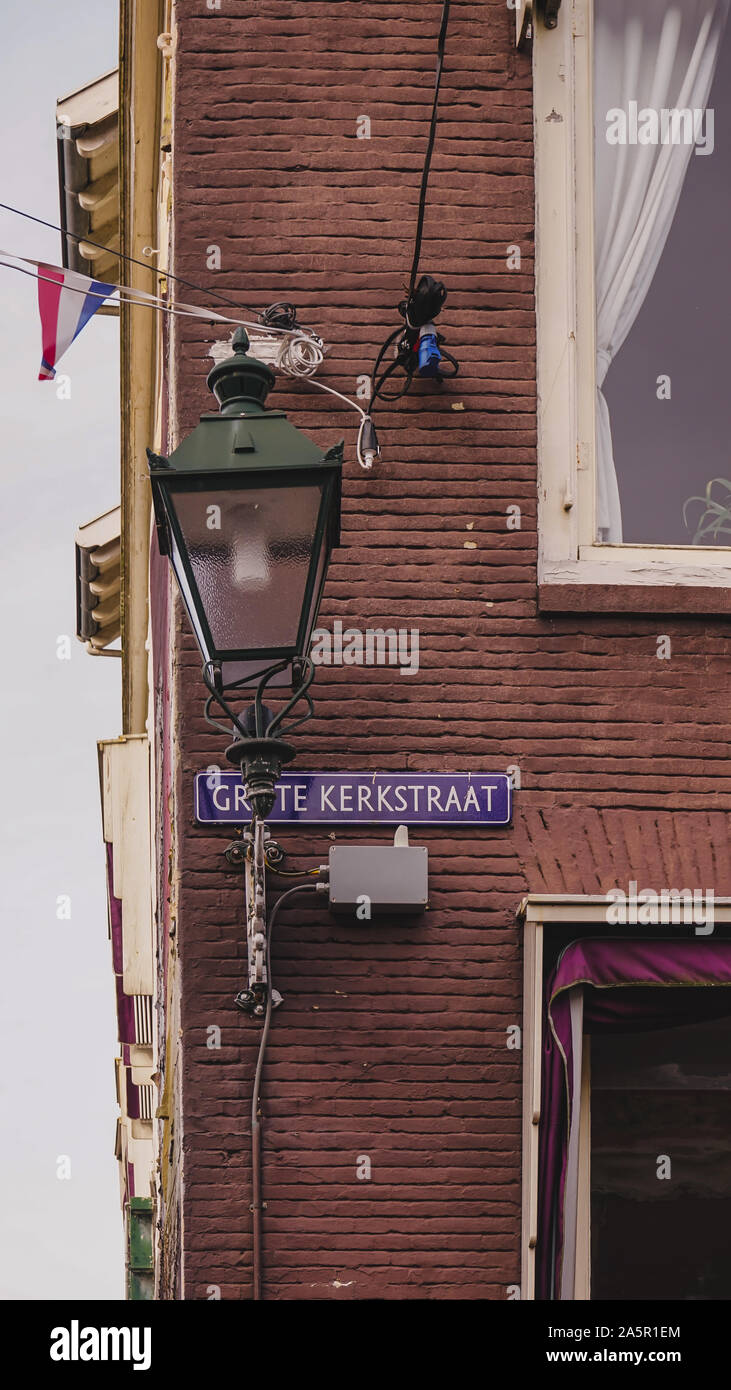 Oktober 19, 2019: Shopping street sign, "Grote Kerkstraat' in Leeuwarden, die Hauptstadt der Provinz Friesland, Niederlande Stockfoto