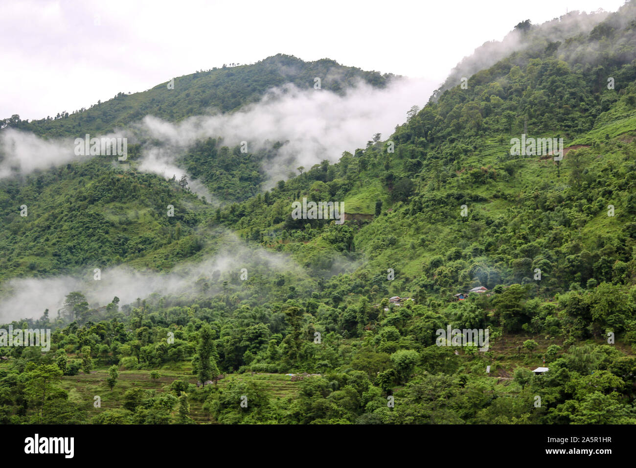 Berge mit Wald in den Wolken am Ufer des Seti Gandaki River in Nepal Stockfoto