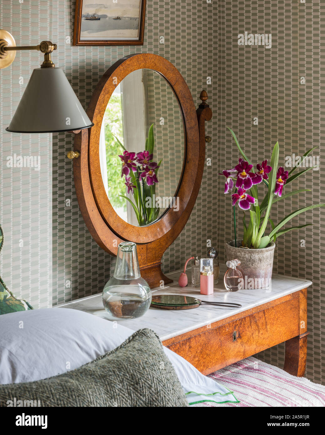 Orchidee im Spiegel der Spiegel auf der Frisierkommode Stockfoto