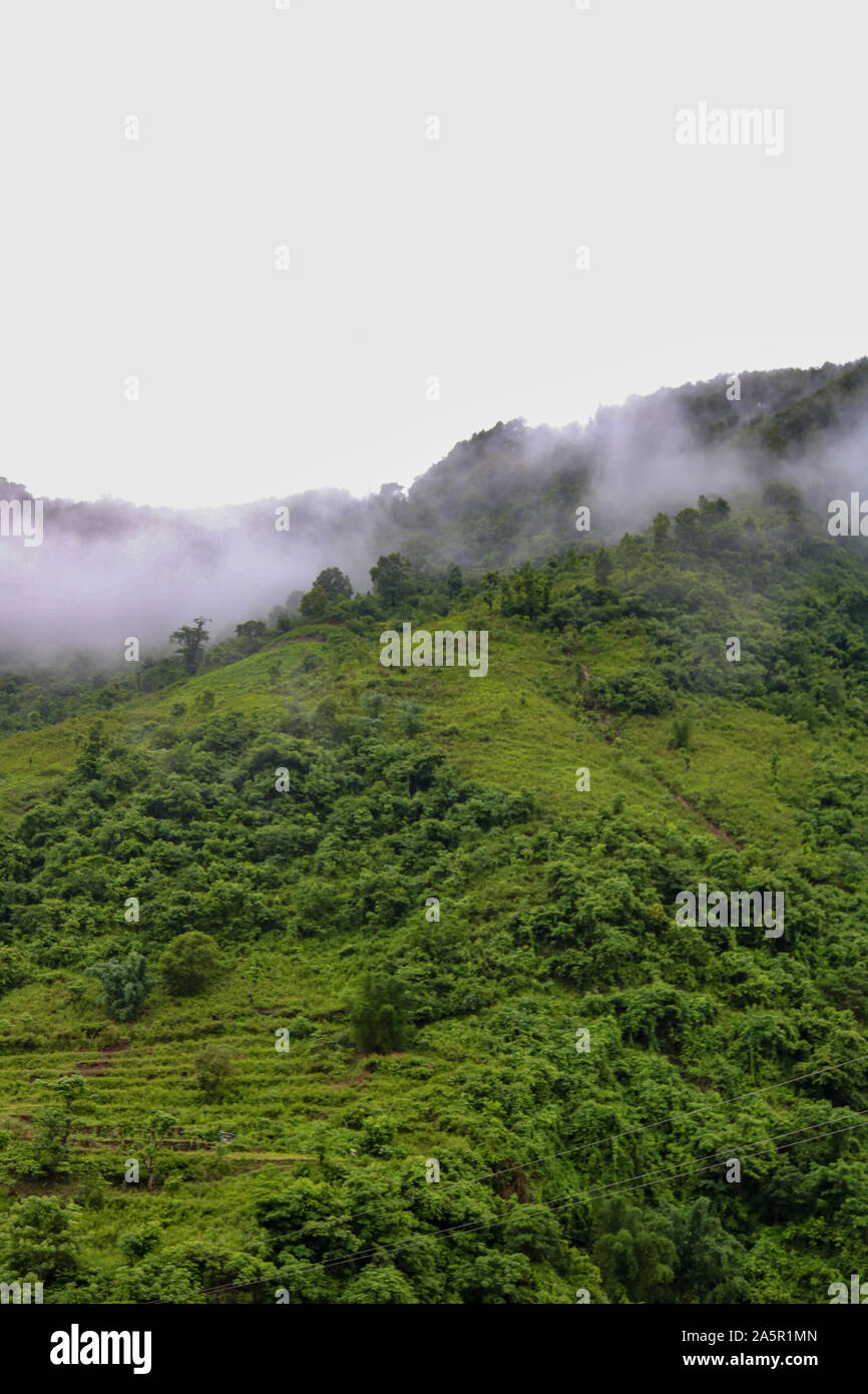 Berge mit Wald in den Wolken am Ufer des Seti Gandaki River in Nepal Stockfoto