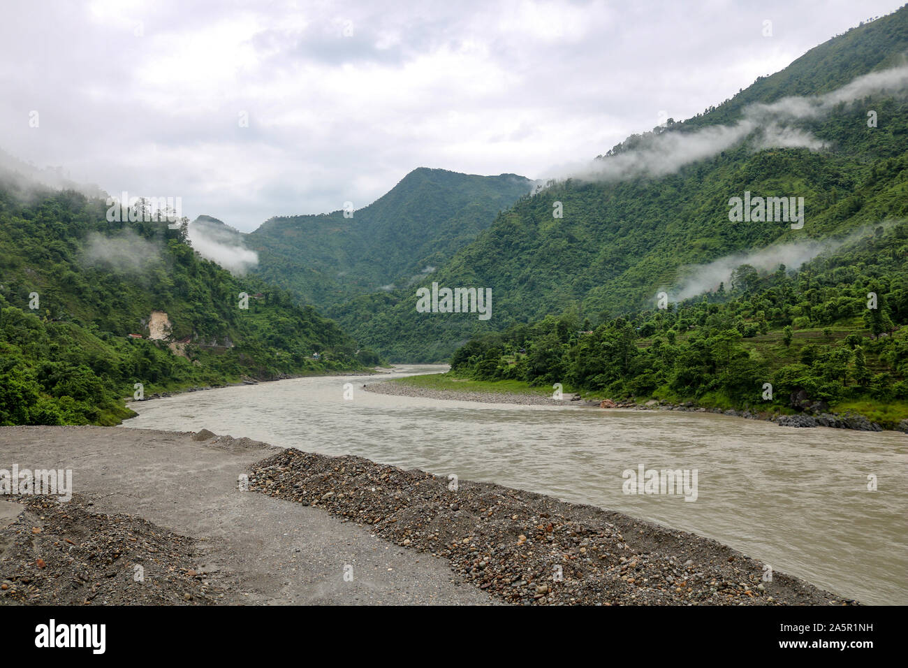 Berge mit Wald in den Wolken am Ufer des Seti Gandaki River in Nepal Stockfoto