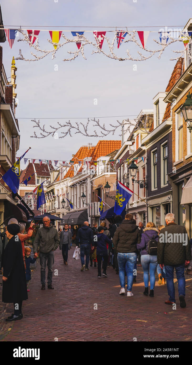 Leeuwarden, Niederlande - 19. Oktober 2019: Shopping Street, 'Kleine Kerkstraat' in Leeuwarden, die Hauptstadt der Provinz Friesland, Niederlande Stockfoto