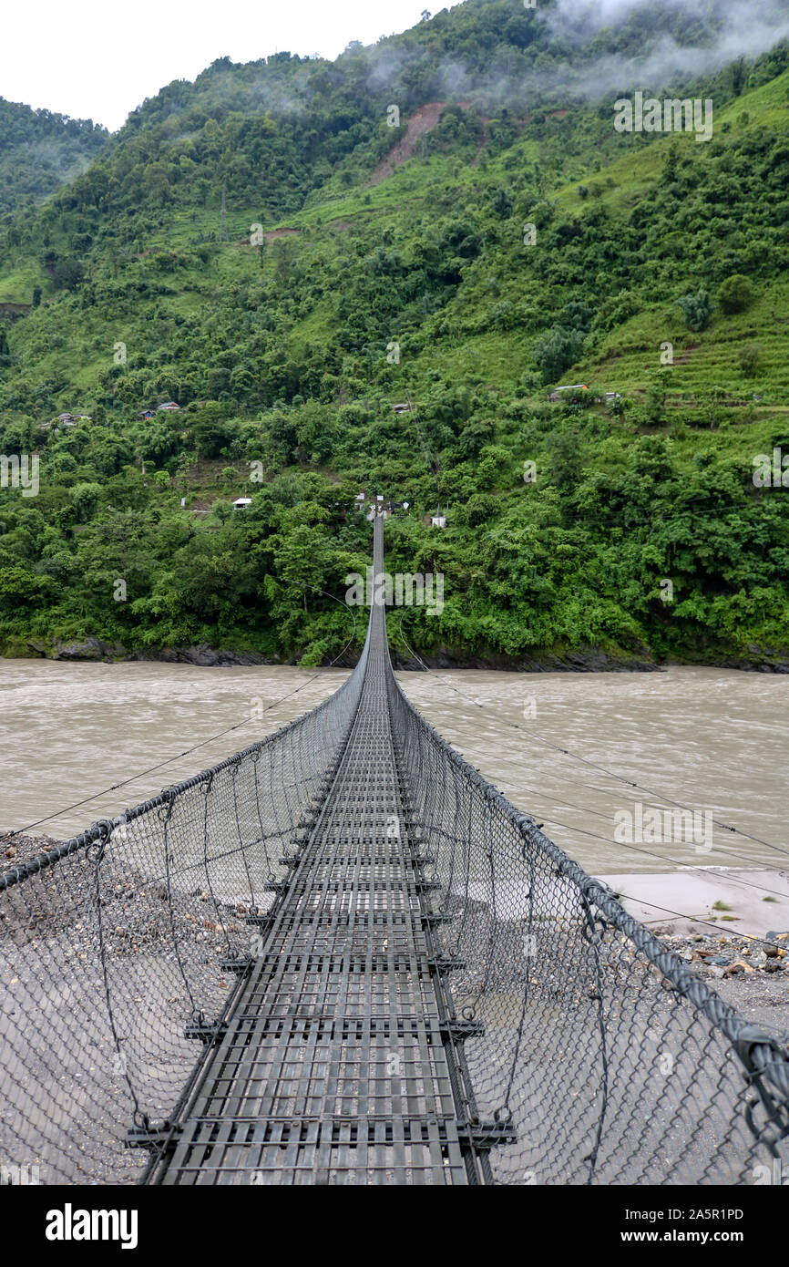 Hängebrücke am Ufer des Seti Gandaki River in Nepal Stockfoto