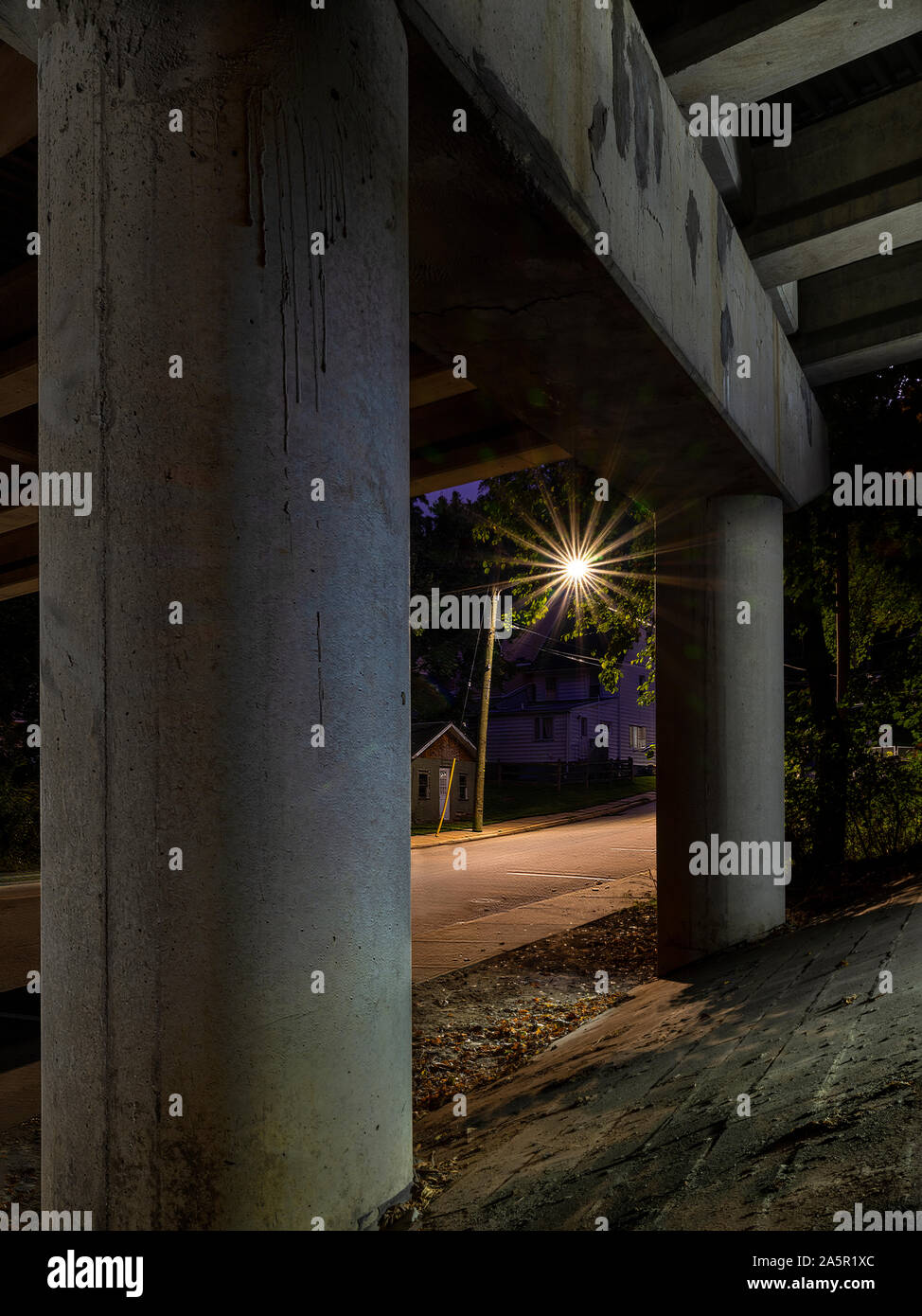 Unter Brücke Stadt Straße mit Street Light Stockfoto