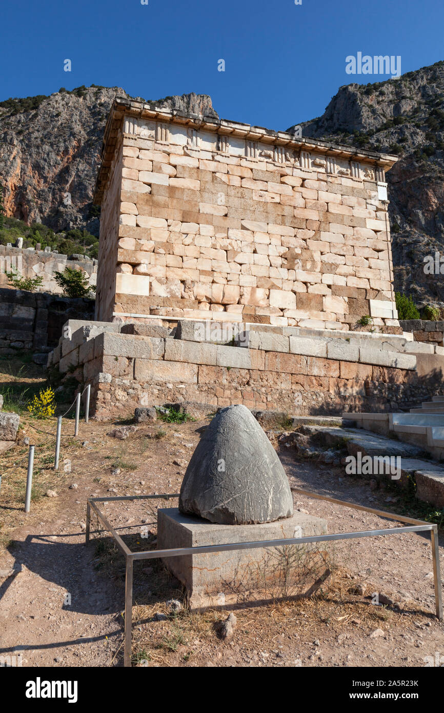 Der omphalos Stein oder Nabel der Erde vor dem Schatzhaus der Athener, Delphi, Griechenland Stockfoto