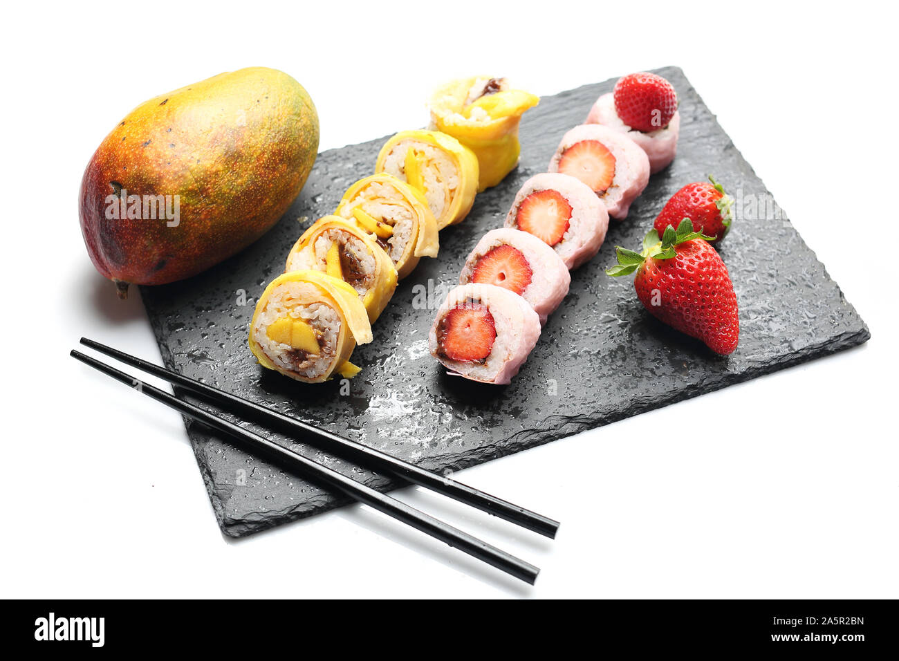 Obst Sushi, Sushi Roll mit Banane, Sushi mit Erdbeeren und Mango sushi Stockfoto