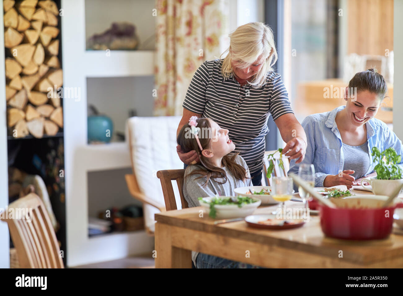 Familie mit Oma und Enkel Salat für gesunde Ernährung Stockfoto