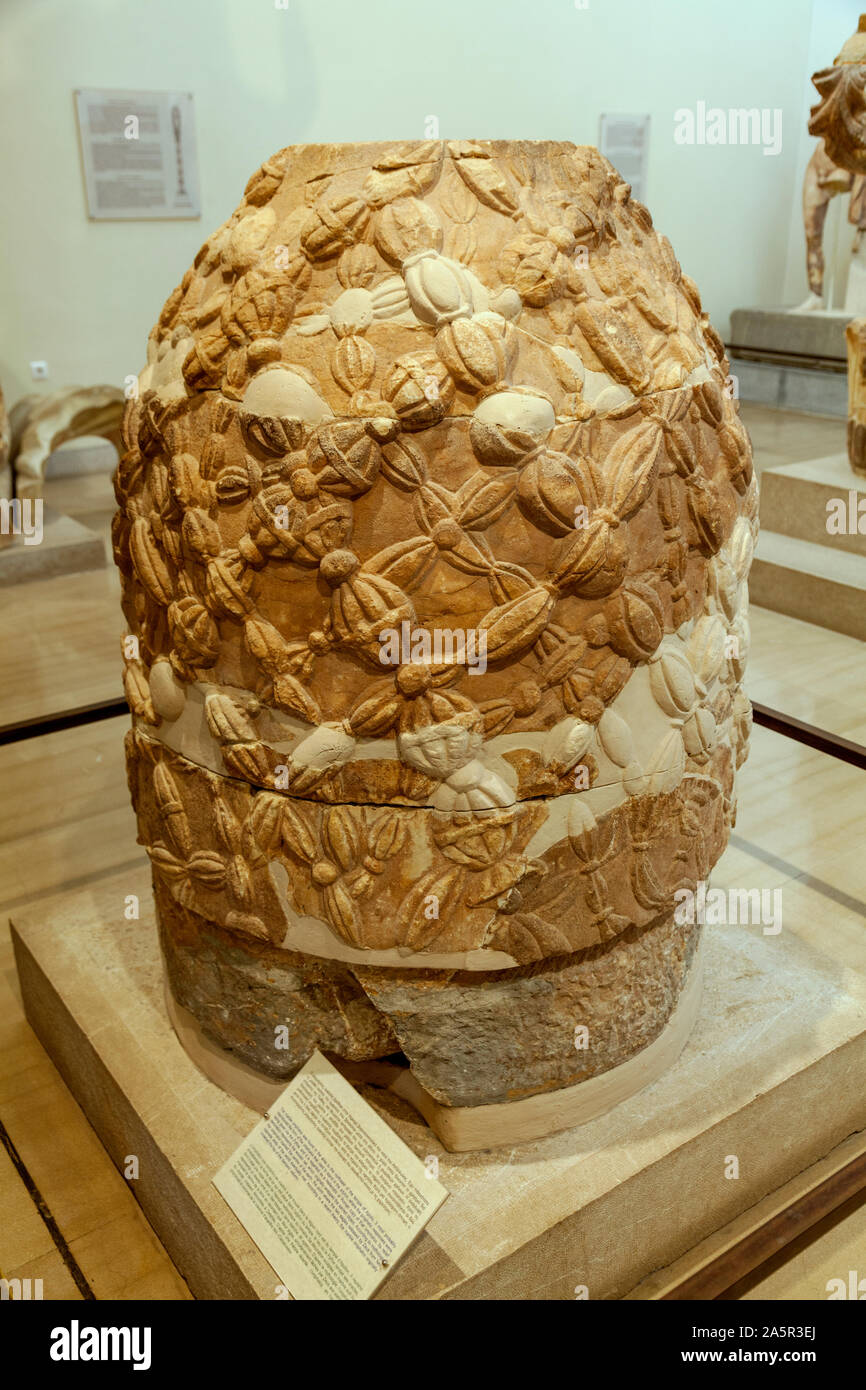 Der omphalos Stein 'Nabel der Erde' in Delphi Museum, Griechenland Stockfoto